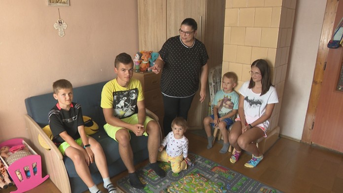 Na päť detí ostala sama.