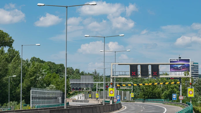 Na diaľnici D2 za tunelom Sitina sa zrazili tri autá, tvoria sa kolóny