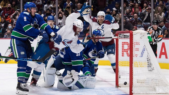 Slovák Jaroslav Halák bol na striedačke, v bránke Canucks sa predstavil Thatcher Demko.