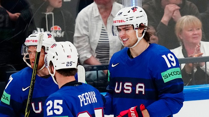 Americký hráč Cutter Gauthier (vpravo) oslavuje so spoluhráčmi gól.