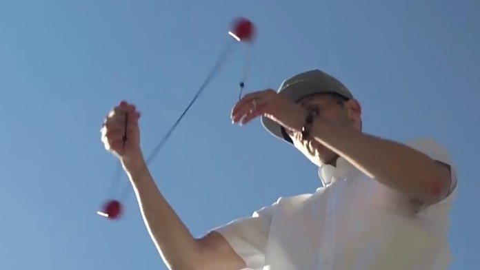 S dvoma guľôčkami na lanku sa dajú robiť ohromné triky