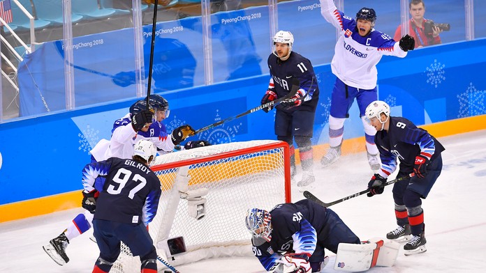 Američan James Wisniewski sa snaží uniknúť Patrikovi Lamperovi v zápase na ZOH 2018.