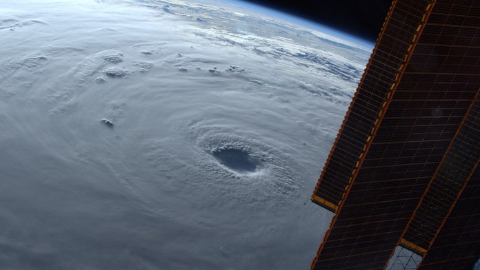 FOTOGRAFIE TÝŽDŇA: Pohreb kráľovnej, pohľad do oka tajfúna či útek Rusov pred mobilizáciou