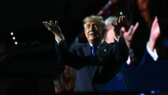 Trump vytiahol nevídaný kaliber. Za výhru republikánov vo voľbách sľubuje štedrú odmenu pre každého Američana