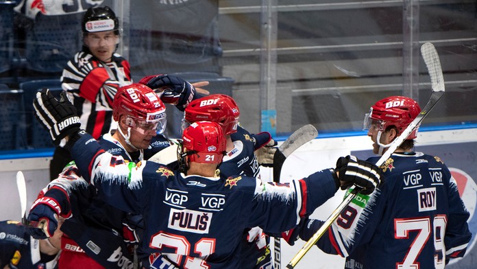 Radosť hráčov Zvolena po góle na ľade Slovana.