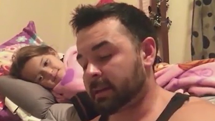 Vojnový veterán má poruchu reči, napriek tomu číta svojej dcérke každý večer rozprávku.