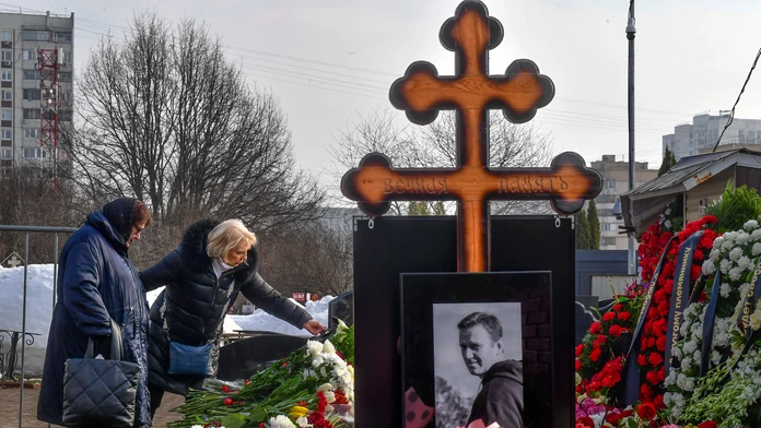Hrob Alexeja Navaľného je obsypaný kvetmi. Ľudia opäť prichádzajú na cintorín
