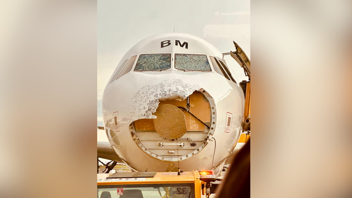 Lietadlo núdzovo pristálo vo Viedni. Krúpy kompletne zničili jeho prednú časť