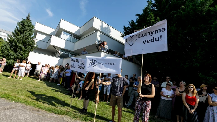 Protestné zhromaždenie iniciatívy Veda chce žiť v Bratislave.