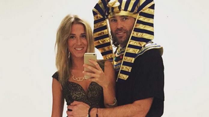 Jágr je pripravený na Halloween. Viac ale zaujala jeho krásna priateľka