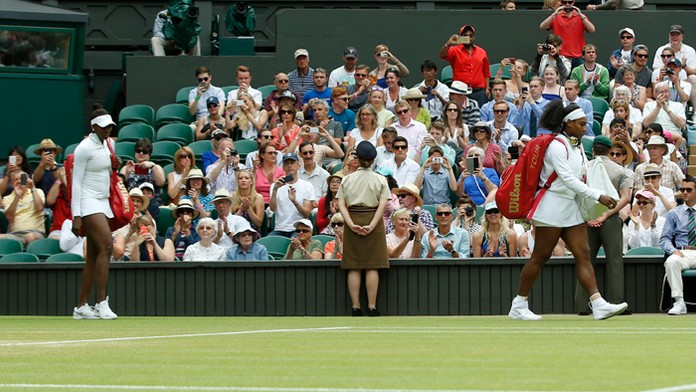 Serena Williamsová (vpravo) a staršia sestra Venus pred spoločným zápasom na Wimbledone.