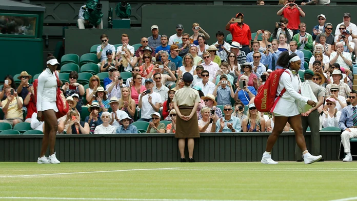 Serena Williamsová (vpravo) a staršia sestra Venus pred spoločným zápasom na Wimbledone.