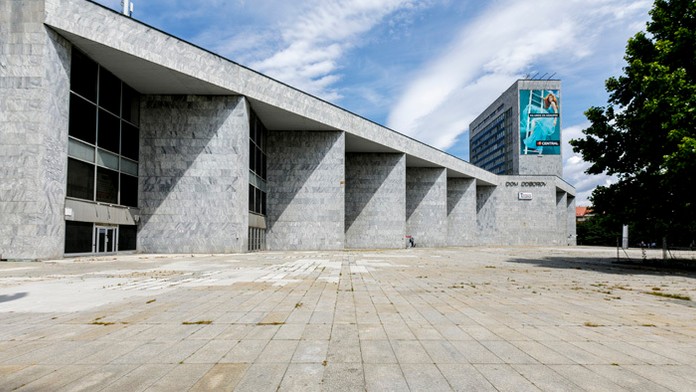 Exteriér Domu odborov na bratislavskom Trnavskom mýte.