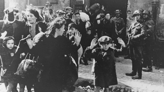 Archívna snímka z roku 1943 zachytáva výjav z varšavského židovského geta.