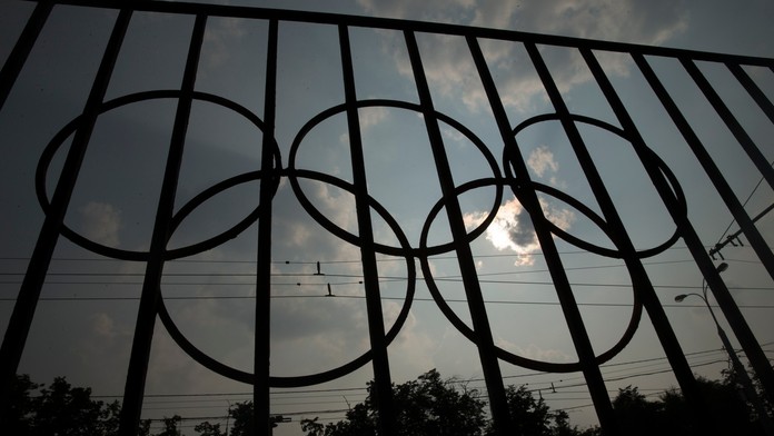 Olympijské logo pred budovou Ruského olympijského výboru v Moskve