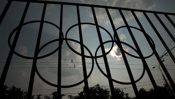 Olympijské logo pred budovou Ruského olympijského výboru v Moskve