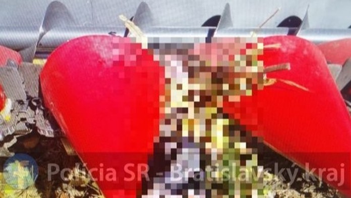 Osobu zachytil kombajn.