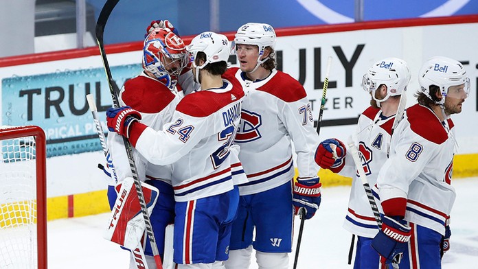 Brankár Carey Price so spoluhráčmi Phillipom Danaultom (24) a Tylerom Toffoliom (73).