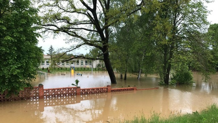 Zatopené detské ihrisko v obci Choča
