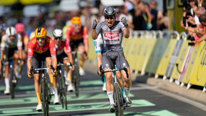 Jasper Philipsen oslavuje triumf v 16. etape