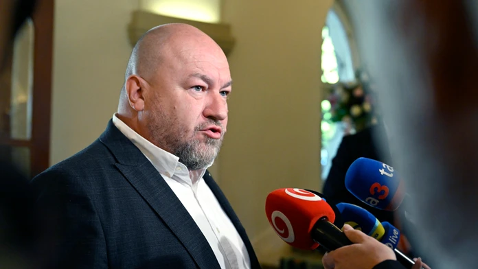 Minister Rudolf Huliak informoval o stretnutí so SFZ. Financie chce posielať priamo klubom