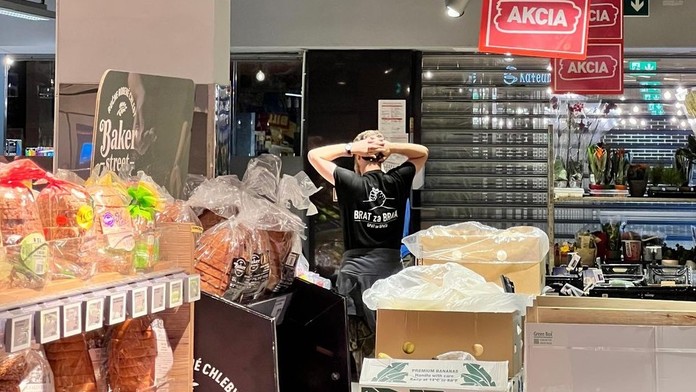 Bitka v predajni potravín v Bratislave. Dvojica príslušníkov SBS tam pre fotografiu napadla muža