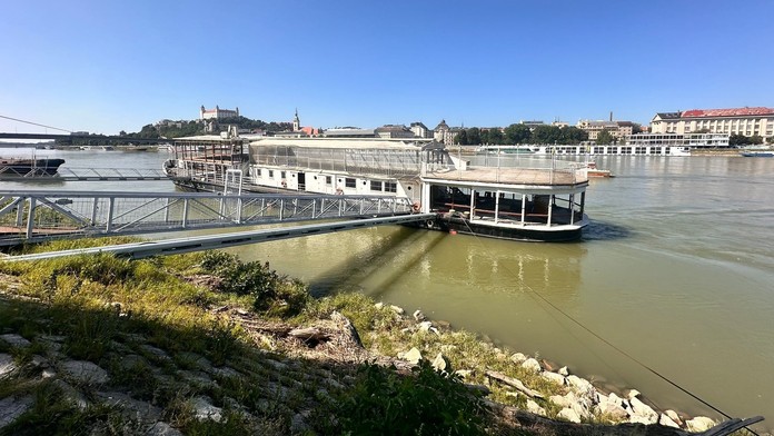 V Bratislave sa potápala loď. Pri Tyršáku zasahovali hasiči aj policajti