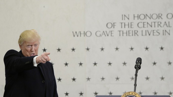 Donald Trump sa prihovára vedeniu CIA.