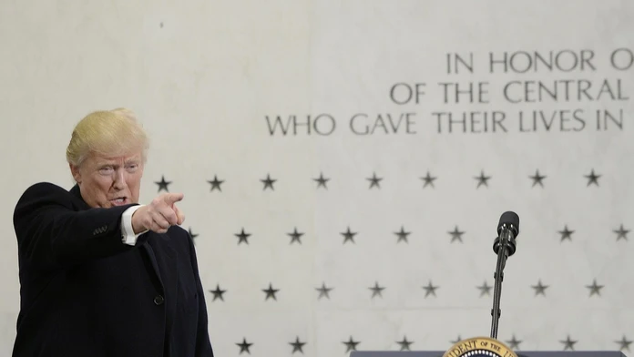 Donald Trump sa prihovára vedeniu CIA.