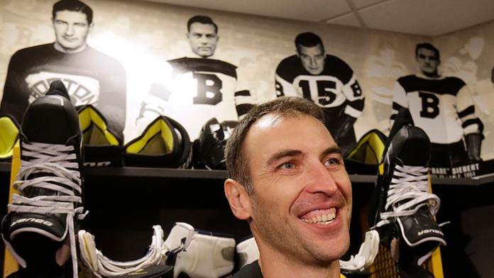 Obranca Bostonu Bruins Zdeno Chára v šatni štadióna TD Garden.