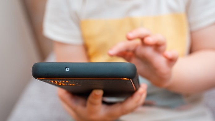 Dieťa na telefóne.