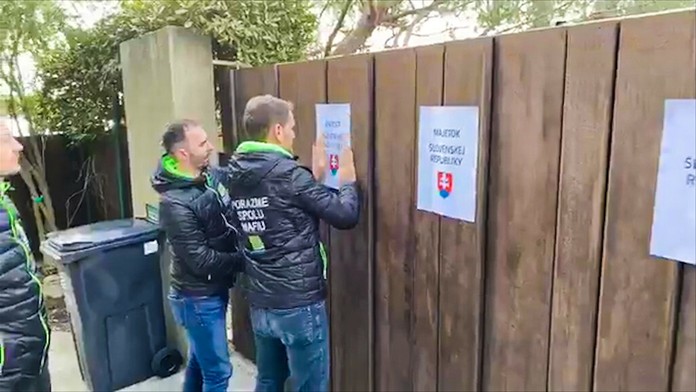 Igor Matovič pred Počiatkovou vilou v Cannes