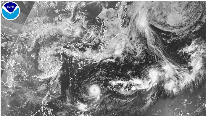 Pohľad na tajfún z vesmíru.