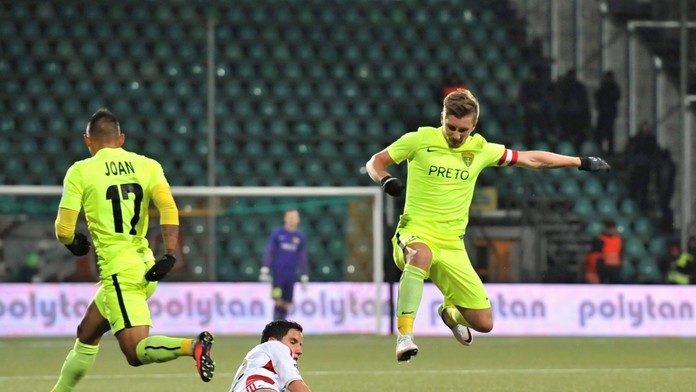 V súboji o loptu vo výskoku Jakub Paur z AS Trenčín a kapitán MŠK Žilina Michal Škavarka.