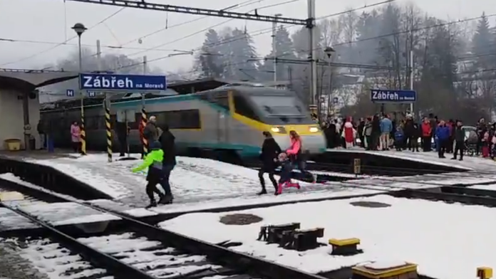 VIDEO: Obrovský hazard so životom. Skupinu Čechov takmer zmietol rútiaci sa vlak