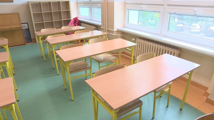 Príslušníci ZVJS odvádzajú Norberta Bödöra do väzby.