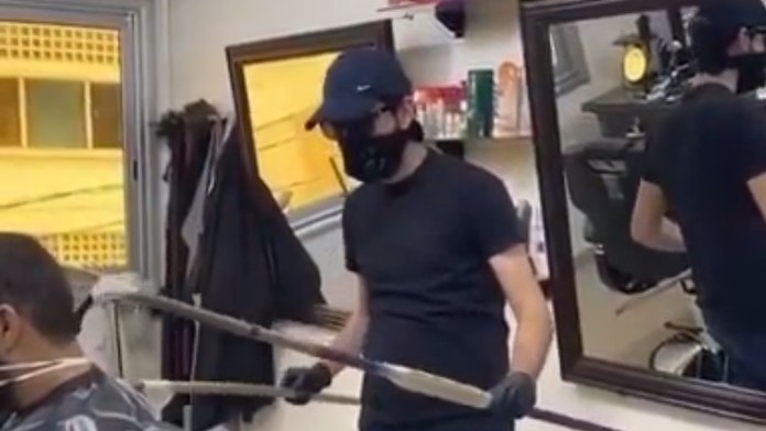 Zľava Artturi Lehkonen, Brendan Gallagher a Phillip Danault z Montrealu oslavujú gól proti NY Islanders.