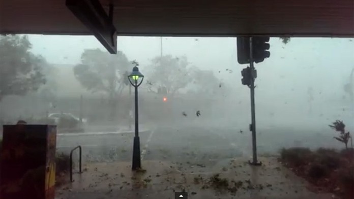 V Austrálii vyčínala víchrica, 12 ľudí sa zranilo.