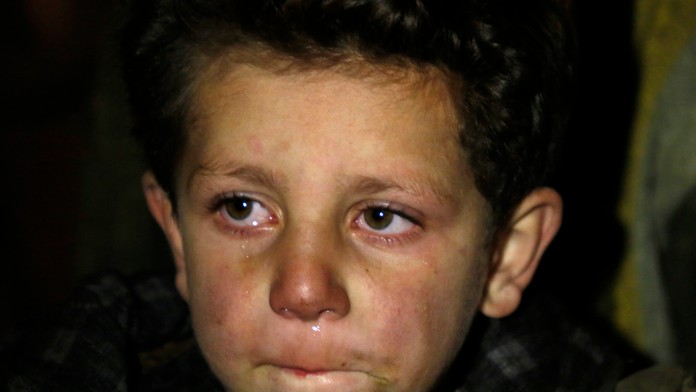 Malý chlapec zo sýrskeho mesta Madájá čaká na evakuáciu.