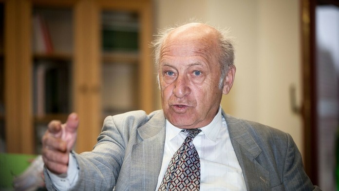 Mario Balotelli z Brescie reaguje v dueli proti Interu Miláno.