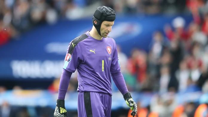 Český brankár Petr Čech reaguje po inkasovaní gólu v zápase základnej D- skupiny Španielsko - Česká republika