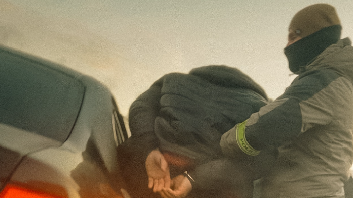 Na snímke muž s putami na rukách pri policajnej akcii Plyšák.