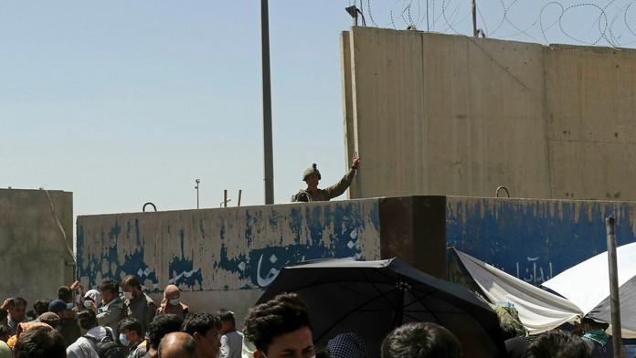 Ľudia sa zhormažďujú pri kábulskom letisku, aby sa dostali z krajiny.