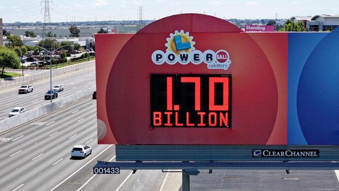 Výherca druhého najvyššieho jackpotu histórie si prevzal peniaze. Multimilionárom sa stal vďaka chybe