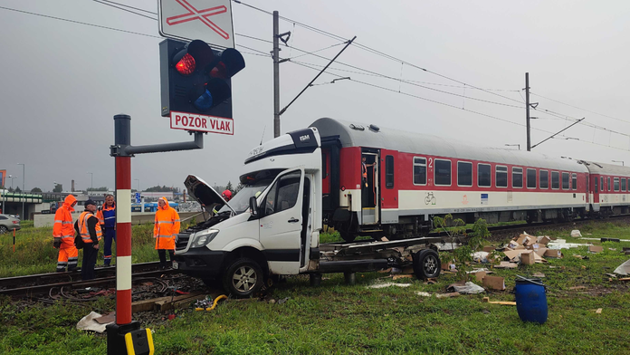 Na snímke vlak, ktorý sa zrazil s dodávkou v Prešove.