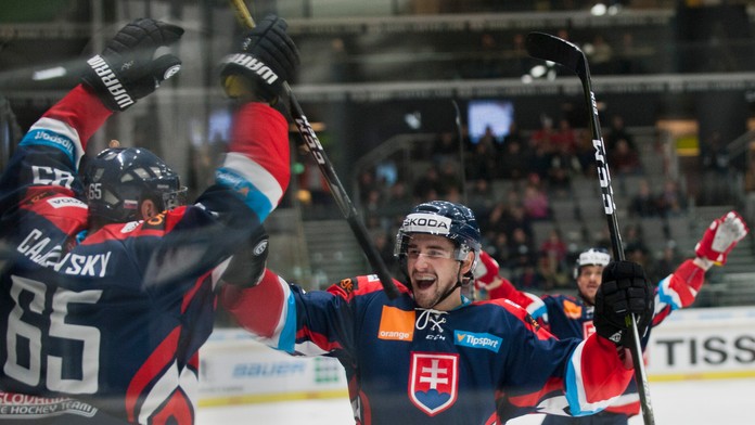 Na snímke vľavo Michal Čajkovský a uprostred Lukáš Cingeľ (Slovensko) oslavujú gól do nemeckej bránky.