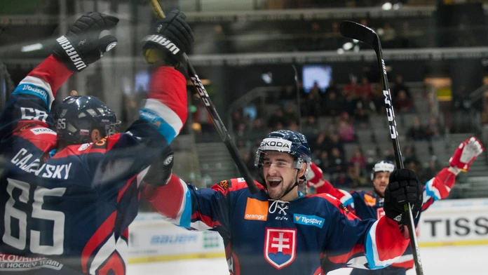 Na snímke vľavo Michal Čajkovský a uprostred Lukáš Cingeľ (Slovensko) oslavujú gól do nemeckej bránky.