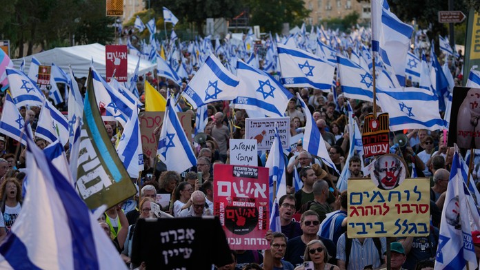 Protivládni demonštranti protestujú pred budovou parlamentu v Jeruzaleme v pondelok 17. mája 2024. 