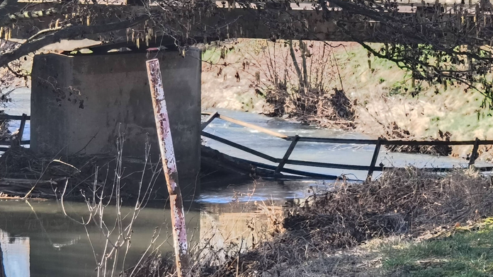 Na snímke časť mostnej konštrukcie v Opatovciach nad Nitrou, ktorá sa zrútila do rieky.