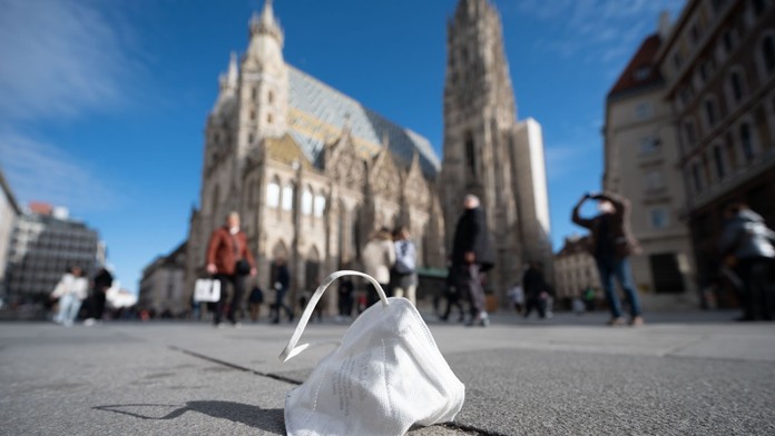 Rakúsko pozastaví zákon o povinnom očkovaní proti covidu